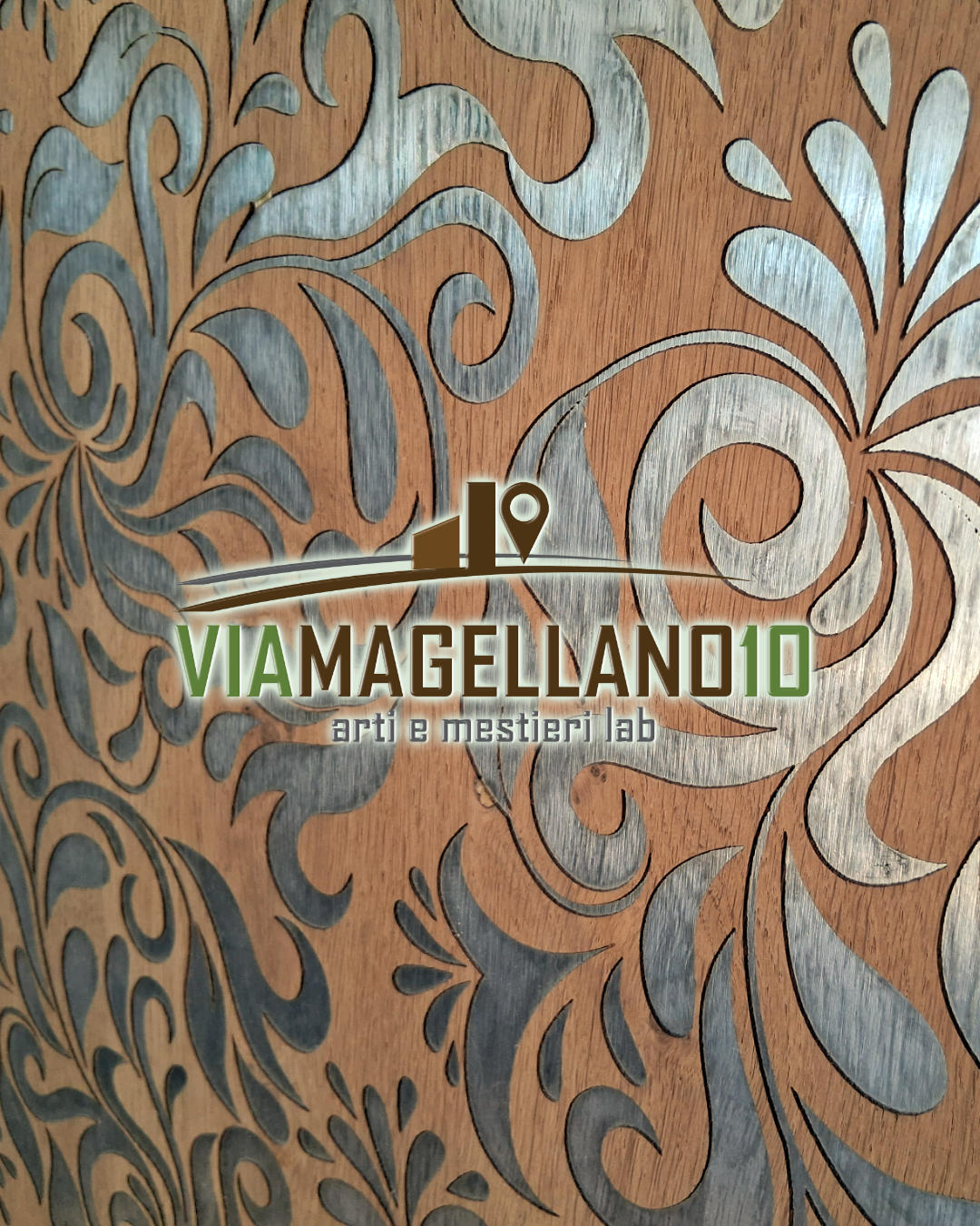 Acciaio sagomato su legno